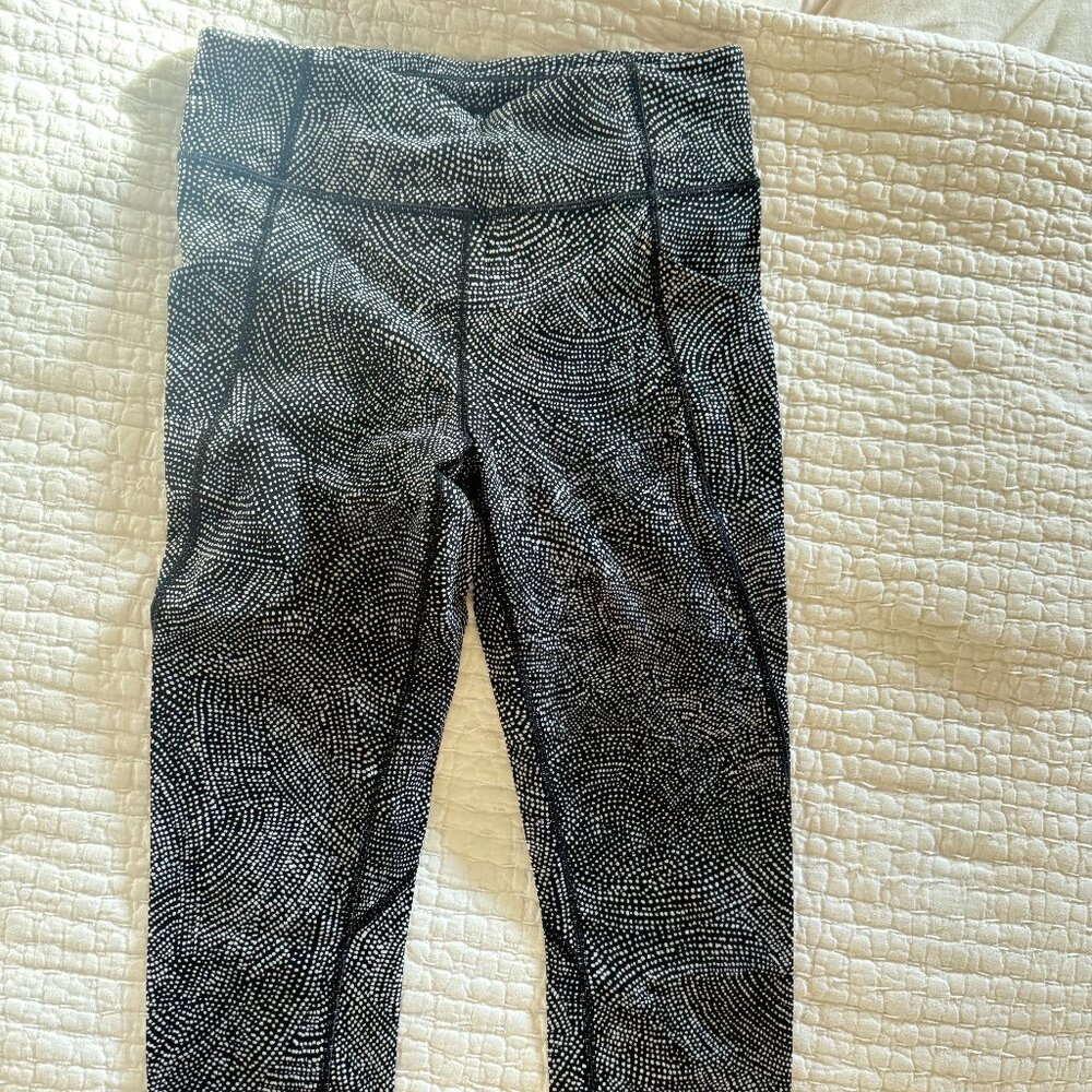 Lululemon Leggings Polka Dot Black/White Back hidden pocket Size 8